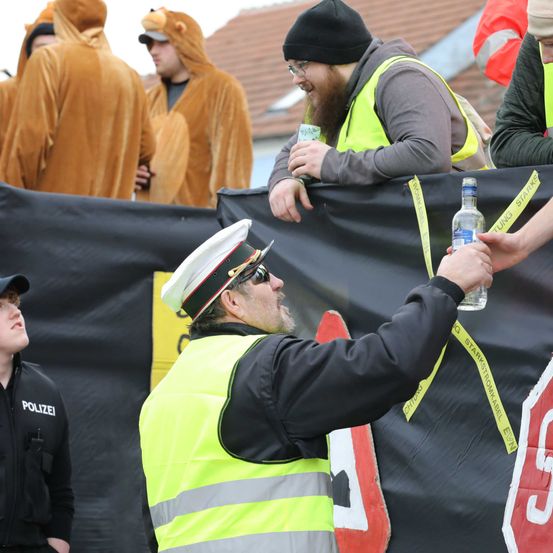 Bild enthält, Person, Adult, Male, Man, Officer, Boy, Child, Glasses, Police Officer