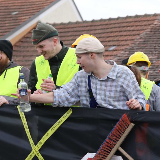 Bild enthält, Cap, Hat, Baseball Cap, Person, Photography, Portrait, Helmet, Shelter, Adult, Man