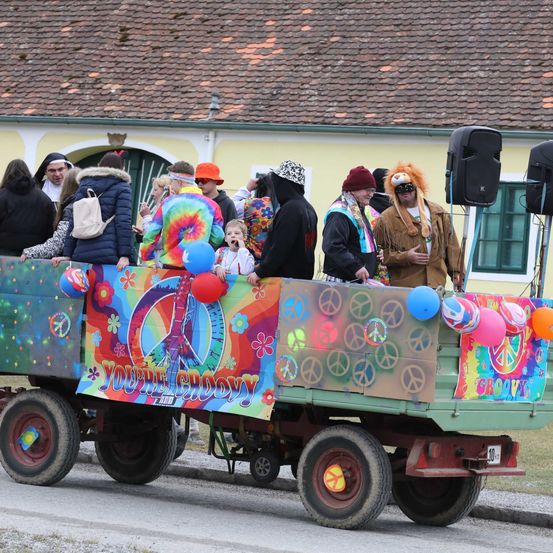Bild enthält, Speaker, Adult, Female, Person, Woman, Hat, Glasses, Wheel, Backpack, Balloon