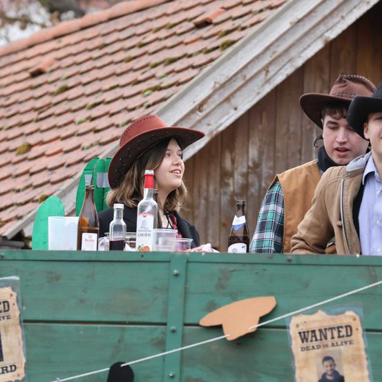 Bild enthält, Hat, Adult, Female, Person, Woman, Sun Hat, Male, Man, Housing, Countryside