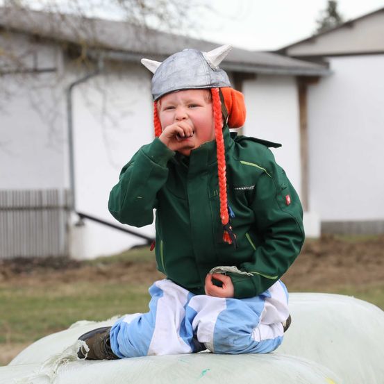Bild enthält, Jacket, Shelter, Pants, Head, Person, Face, Photography, Portrait, Boy, Child