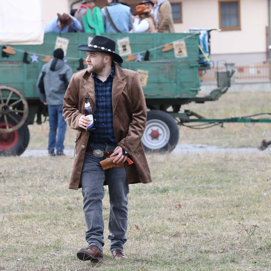 Bild enthält, Coat, Pants, Hat, Jacket, Spoke, Tire, Outdoors, Nature, Person, Cap