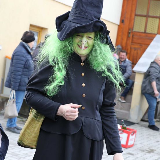 Bild enthält, Adult, Female, Person, Woman, Hair, Coat, Male, Man, Jeans, Costume