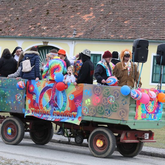 Bild enthält, Speaker, Adult, Female, Person, Woman, Wheel, Glasses, Balloon, Hat, Man