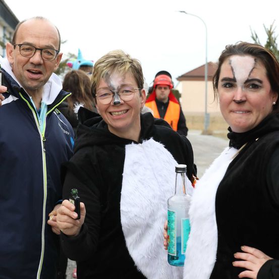 Bild enthält, Coat, Jacket, Person, Photography, Portrait, Finger, Glasses, People, Adult, Woman