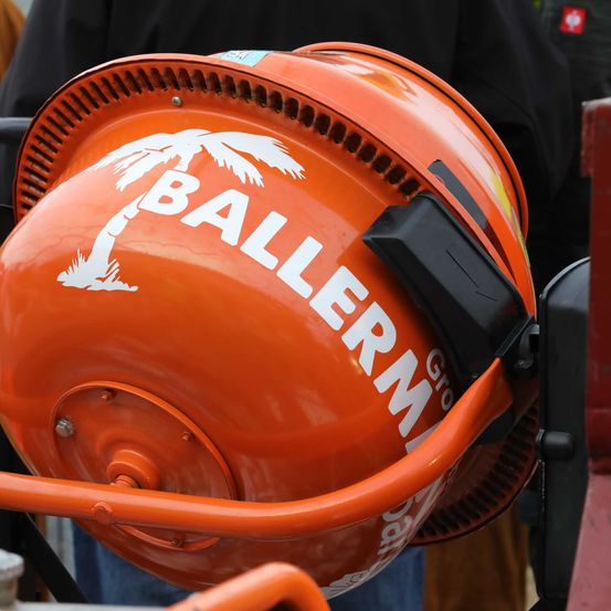 Bild enthält, Clothing, Hardhat, Helmet, Crash Helmet, American Football, Football, Person, Playing American Football, Sport