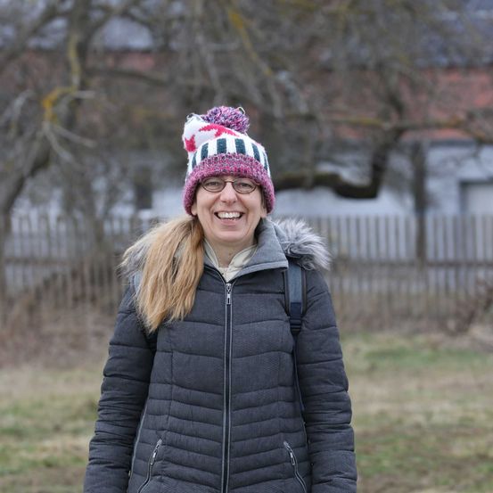 Bild enthält, Cap, Hat, Coat, Jacket, Person, Photography, Portrait, Adult, Female, Woman