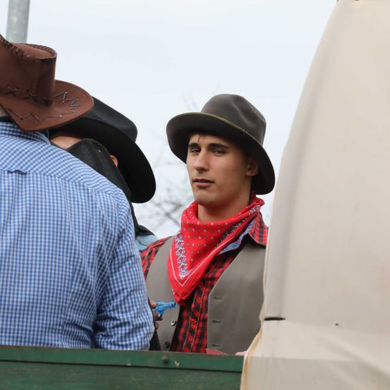 Bild enthält, Hat, Sun Hat, Adult, Male, Man, Person, Cowboy Hat, Female, Woman, Scarf