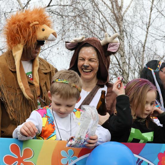 Bild enthält, Costume, Person, Adult, Female, Woman, People, Face, Head, Portrait, Child