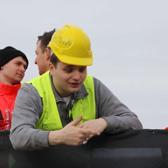 Bild enthält, Hardhat, Helmet, Person, Worker, Adult, Male, Man, Vest, Head