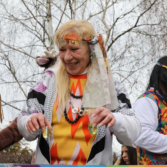 Bild enthält, Adult, Female, Person, Woman, Face, Head, Tribe, Necklace, Scarf, People