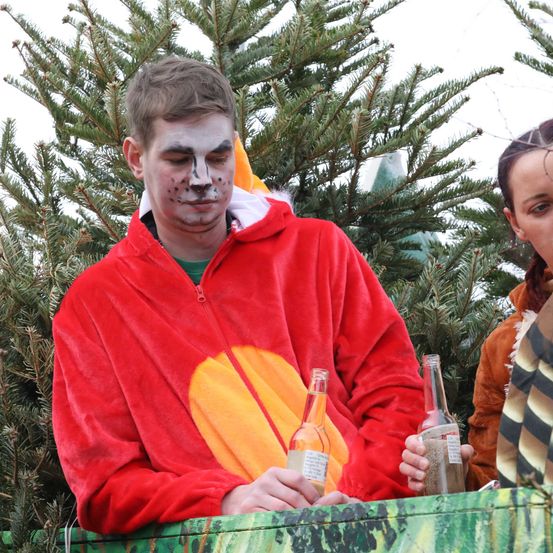 Bild enthält, Tree, Fir, Person, Portrait, Adult, Female, Woman, Conifer, Boy, Teen