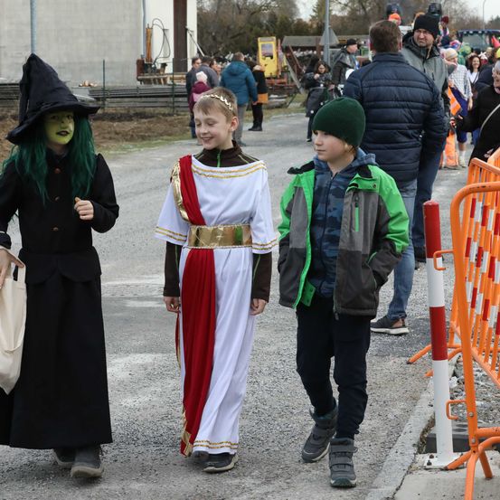 Bild enthält, People, Person, Adult, Female, Woman, Boy, Child, Male, Man, Costume