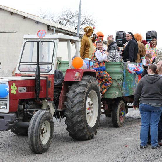 Bild enthält, Helmet, Pants, Glasses, Adult, Male, Man, Person, Shoe, Car, Hat