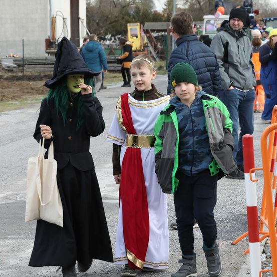 Bild enthält, People, Person, Adult, Female, Woman, Shoe, Hat, Male, Man, Coat