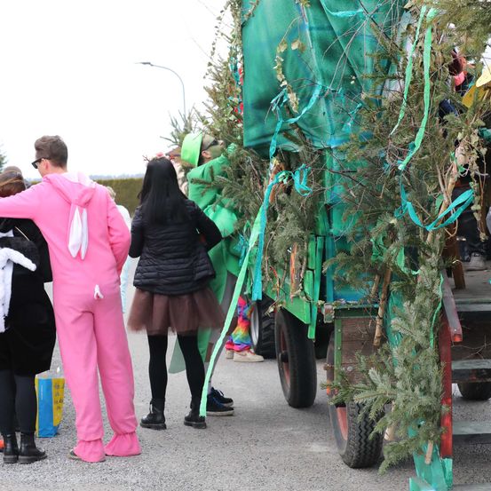 Bild enthält, Coat, Person, Walking, Pants, Glasses, Shoe, Suit, Adult, Male, Man