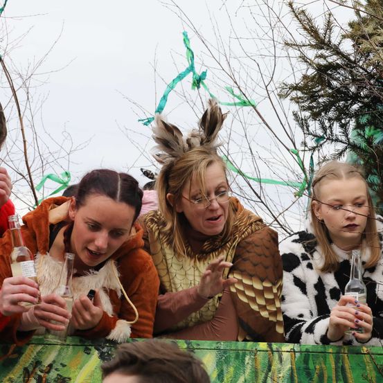 Bild enthält, Finger, Person, People, Head, Face, Adult, Female, Woman, Child, Girl