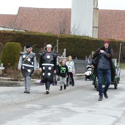 Bild enthält, Person, Walking, People, Coat, Street, Handbag, Shoe, Adult, Male, Man