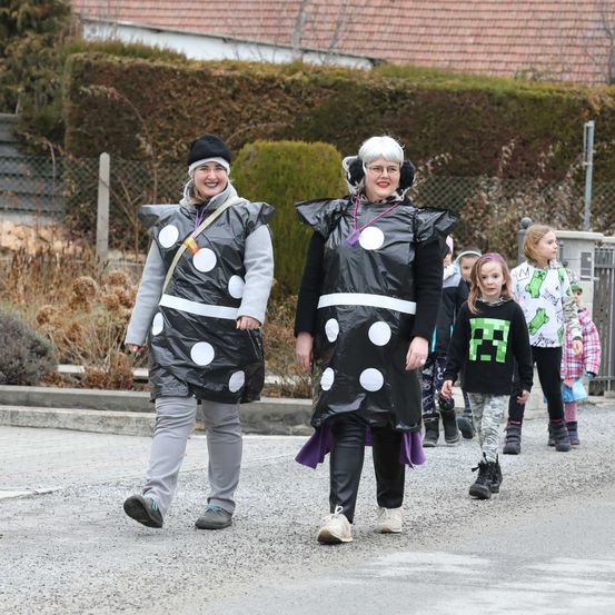 Bild enthält, Coat, People, Person, Adult, Female, Woman, Jacket, Costume, Male, Man