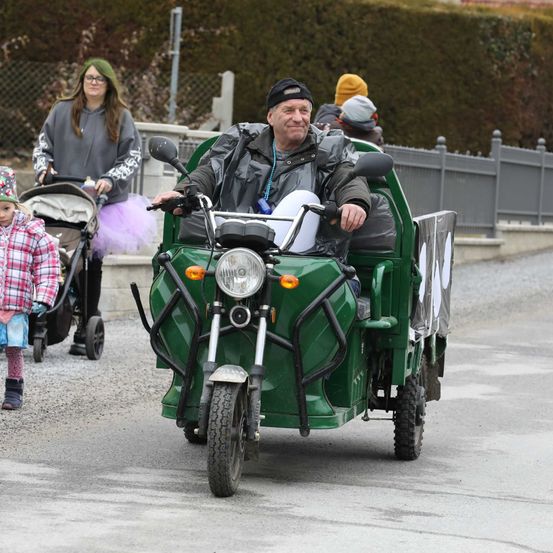 Bild enthält, Adult, Female, Person, Woman, Motorcycle, Glasses, Child, Girl, Shoe, Man