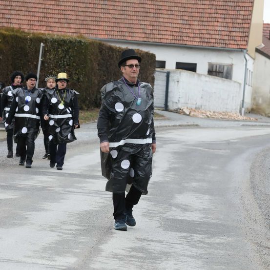 Bild enthält, Coat, Person, Walking, Adult, Male, Man, People, Formal Wear, Glasses, Street