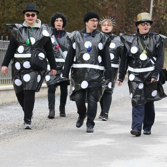 Bild enthält, People, Person, Coat, Costume, Police Officer, Glasses, Adult, Male, Man, Necklace
