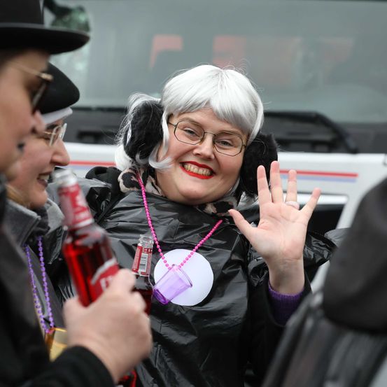 Bild enthält, Costume, Person, Finger, People, Face, Head, Lady, Disposable Cup, Adult, Man