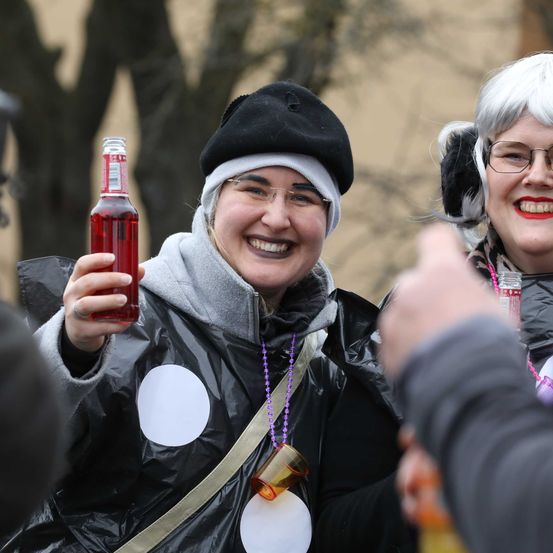Bild enthält, Coat, Face, Happy, Head, Smile, Finger, Jacket, Photography, Portrait, Soda