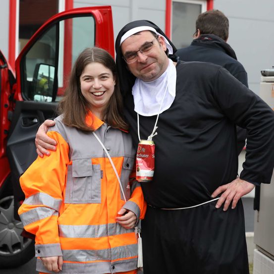 Bild enthält, People, Person, Adult, Female, Woman, Can, Glasses, Coat