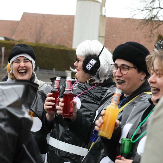 Bild enthält, Coat, Head, Person, Face, Glasses, Adult, Male, Man, Female, Woman