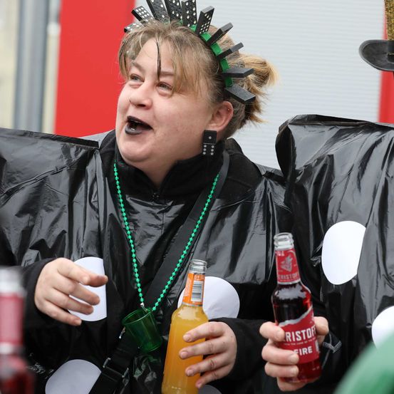 Bild enthält, Head, Person, Face, People, Necklace, Adult, Male, Man, Disposable Cup, Glasses