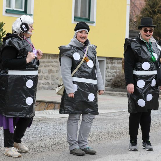 Bild enthält, Coat, Costume, Person, Adult, Female, Woman, Male, Man, Jacket, Hat