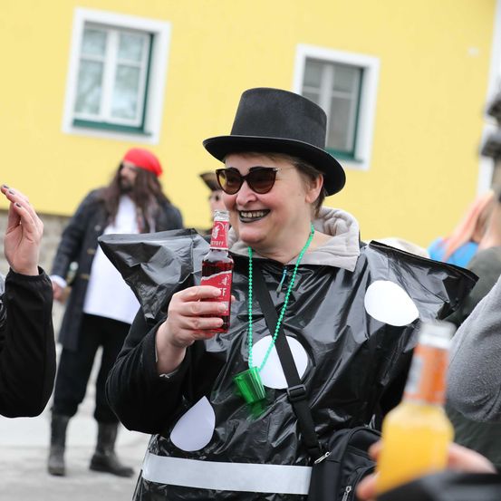 Bild enthält, Boy, Male, Person, Teen, Head, Face, Adult, Man, Coat, Necklace