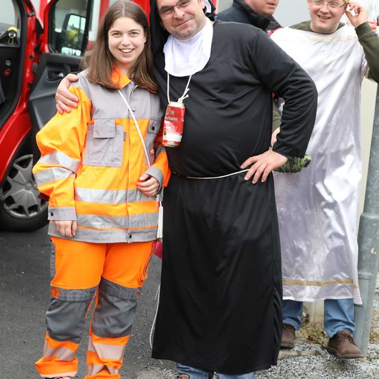 Bild enthält, People, Person, Coat, Pants, Portrait, Shoe, Glasses, Costume, Adult, Man