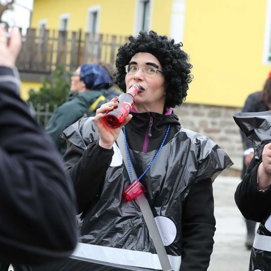 Bild enthält, Adult, Male, Man, Person, Glasses, Hat, Beverage, Soda, Necklace, Dagger