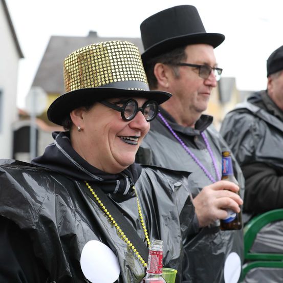 Bild enthält, Coat, Hat, Person, Portrait, Jacket, Finger, Glasses, People, Adult, Man