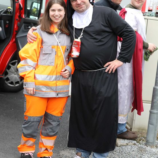 Bild enthält, People, Person, Pants, Coat, Portrait, Shoe, Adult, Female, Woman, Man