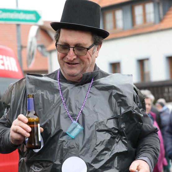 Bild enthält, Coat, Adult, Male, Man, Person, Necklace, Beer, Face, Portrait, Finger