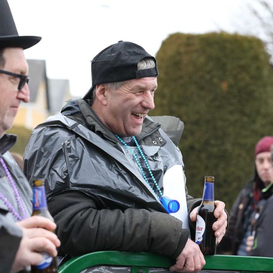 Bild enthält, Coat, Finger, Person, Hat, Adult, Male, Man, Head, Face, People