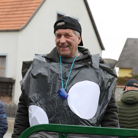 Bild enthält, Coat, Adult, Male, Man, Person, Female, Woman, Portrait, Necklace, Jacket