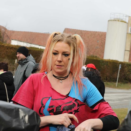 Bild enthält, T-Shirt, Person, Photography, Portrait, Finger, Adult, Female, Woman, Blonde, Man