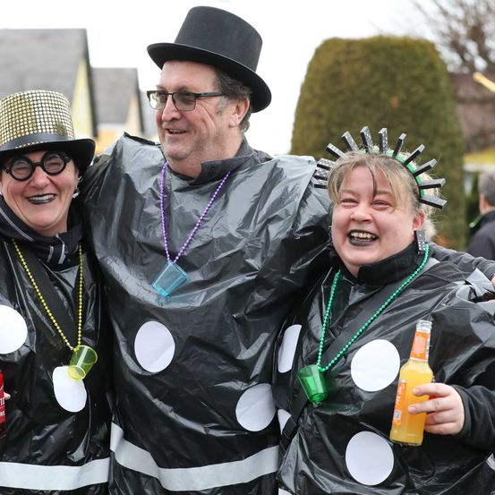 Bild enthält, Coat, Head, Person, Portrait, Costume, Adult, Female, Woman, Hat, Necklace