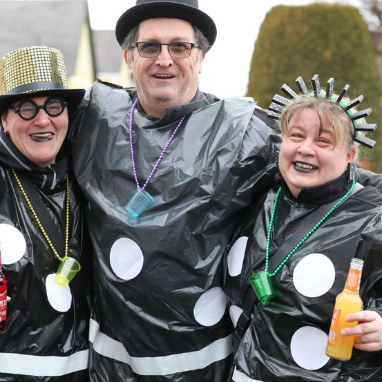 Bild enthält, Coat, Person, Portrait, Costume, Adult, Male, Man, Glasses, Hat, Necklace