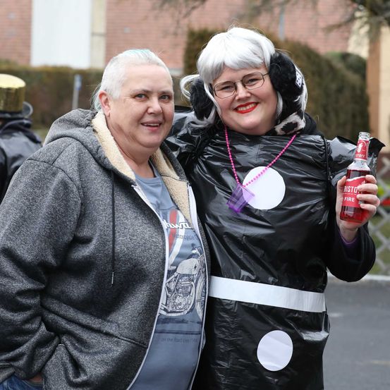 Bild enthält, Coat, Jacket, Costume, Person, Adult, Female, Woman, Portrait, Handbag, Necklace