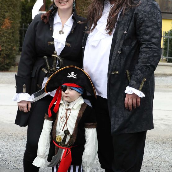 Bild enthält, Coat, Person, Pirate, Adult, Male, Man, Costume, Bride, Female, Woman
