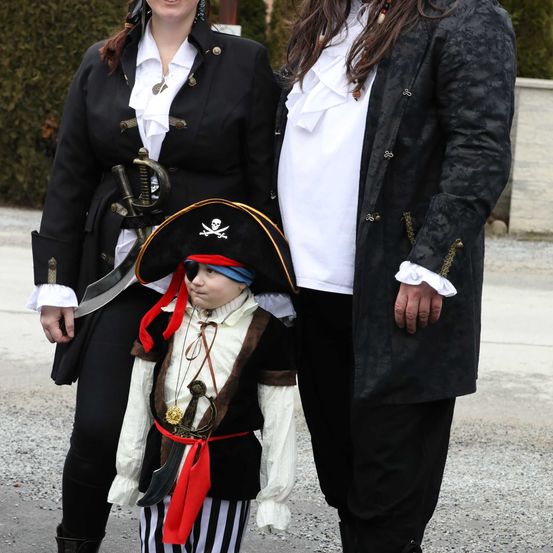 Bild enthält, Coat, Person, Pirate, Shoe, Adult, Male, Man, Costume