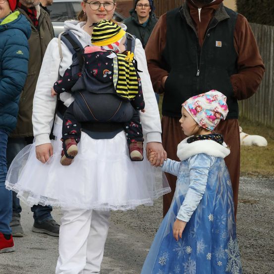Bild enthält, Costume, Photography, Portrait, Coat, Jacket, Pants, People, Hat, Street, Skirt