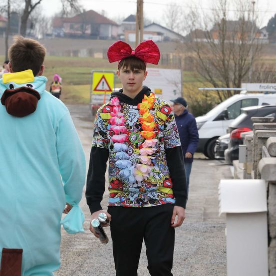 Bild enthält, Flower, Flower Arrangement, Accessories, Person, Portrait, Cap, Hat, Pants, Adult, Man