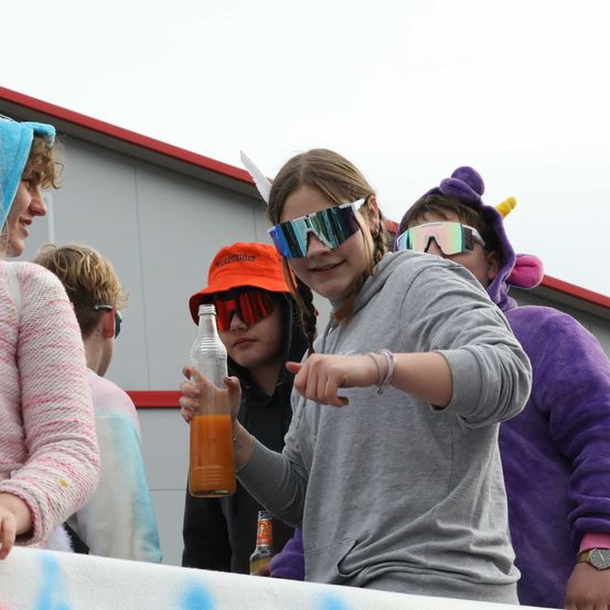 Bild enthält, Sunglasses, Finger, Person, Selfie, Smile, Portrait, People, Child, Female, Girl