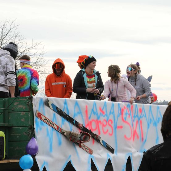 Bild enthält, Shelter, Cap, Hat, Person, Portrait, Hoodie, Adult, Male, Man, Child